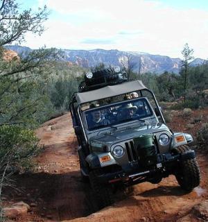 一辆吉普车在土路上行驶