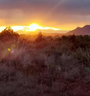 západ slunce na poli se zapadajícím sluncem