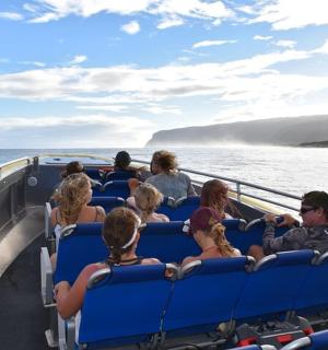 skupina lidí na lodi ve vodě