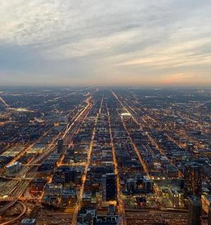 Letecký pohled na velké město s budovami