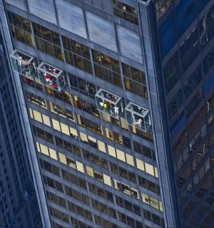 vysoká budova s hasičskými vozy na střeše