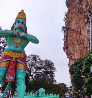 velká socha muže stojícího vedle hory