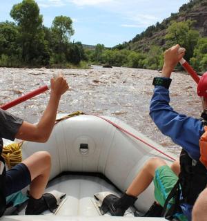 skupina lidí na voru na řece
