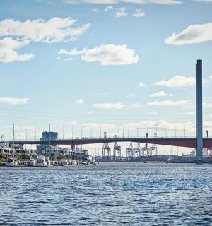 横跨水面的桥梁和建筑物