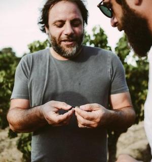 两个男人手牵着手站在一起