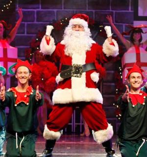 Skupina dětí předvádí vánoční představení se Santou Clausem