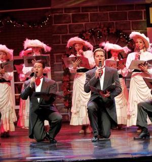 skupina lidí vystupujících na jevišti