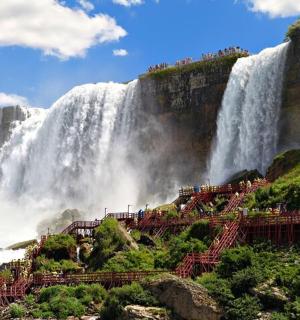 瀑布景观，人们站在悬崖上