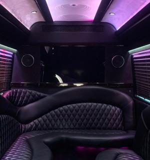 后面有紫色和粉色灯光的巴士