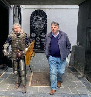 muž a žena jdoucí po ulici