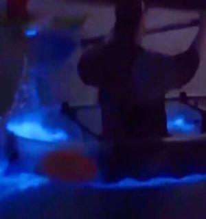 skupina lidí stojících před pódiem