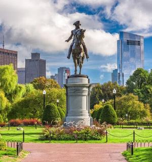 公园里一尊骑马男子的雕像