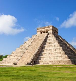 草地中央的金字塔