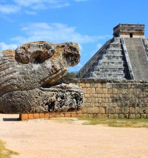 金字塔旁边的熊雕像