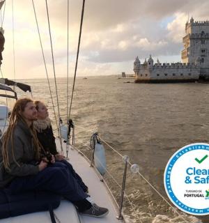 两名女子坐在水中的船上，旁边是大本钟