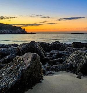 日落时海滩上的一组岩石