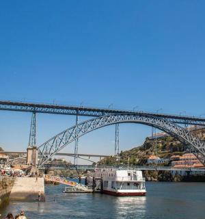 eine Brücke über einen Fluss mit einem Boot im Wasser