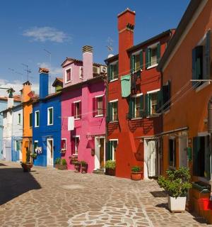 isang grupo ng mga makukulay na gusali sa isang kalye