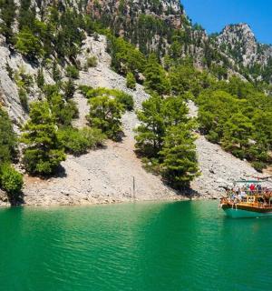 ein Boot in einem Gewässer neben einem Berg