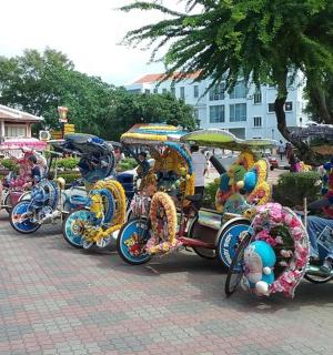 一群人乘坐马车