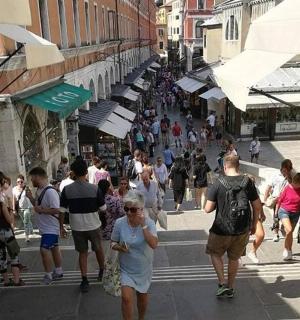 一群人走在繁忙的街道上