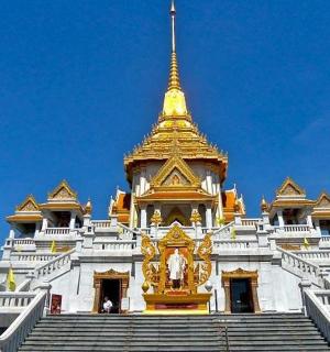 bílo-zlatá budova se schodištěm vpředu