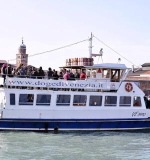 水上挤满人的渡船