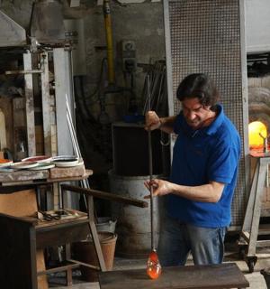 一名男子在车间的桌子上工作