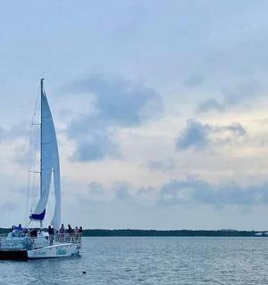 水中挂着大帆的船