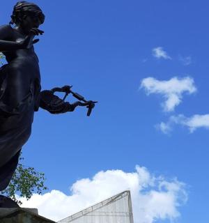 手持魔杖的女人雕像