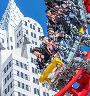 一群人在建筑物前坐过山车