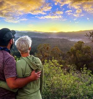 一名男子和一名男孩站在山顶上