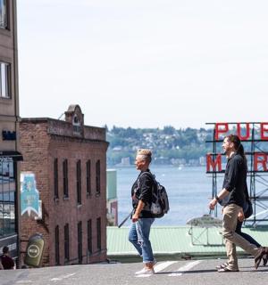 skupina lidí jdoucích po ulici