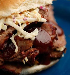 sendvič s masem a sýrem na modrém talíři