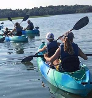 一群人在湖上划皮划艇