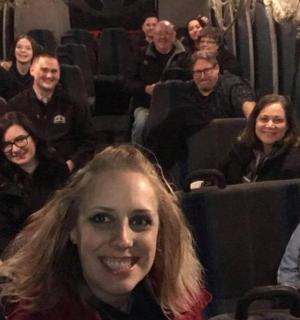 一群人坐在公共汽车上