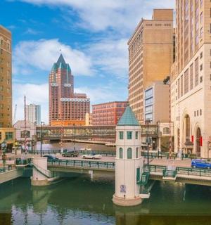 一座横跨河流的桥梁,位于一座有建筑物的城市中