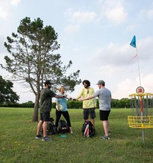 一群人围着飞盘站着