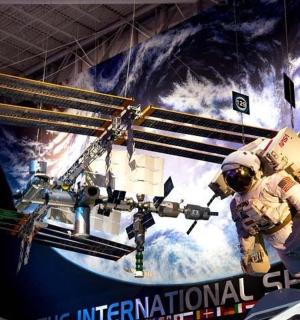 vyobrazení astronauta a vesmírné stanice