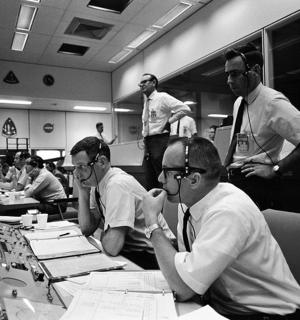 skupina mužů sedících u stolu