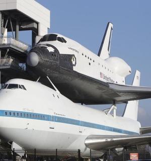 raketoplán na střeše budovy