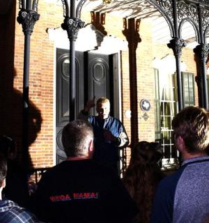 一名男子站在建筑物门口