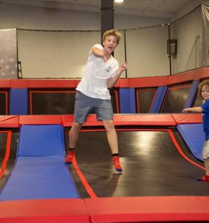 muž si hraje na vnitřní trampolíně