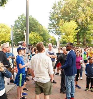 一群人站在人群中