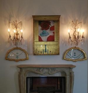 obývací pokoj se třemi lustry a krbem