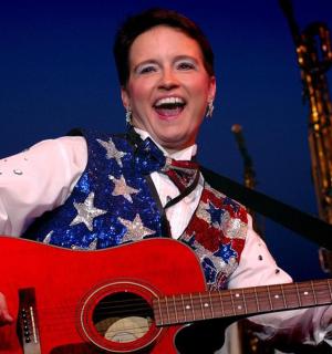 žena hrající na kytaru během vystoupení