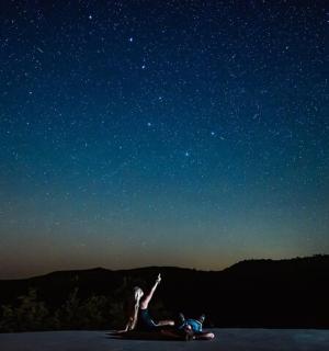 星空下躺在地上的女人