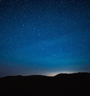 繁星点点的夜晚,山峰的轮廓