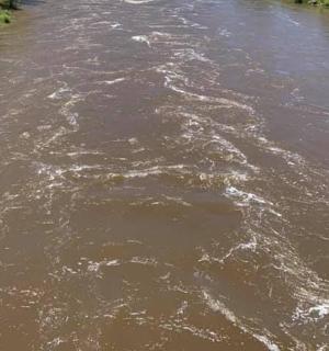 pohled na řeku s hnědou vodou