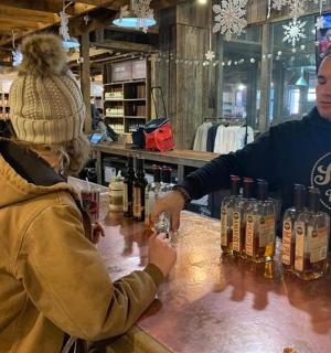 一名男子和一名女子站在酒吧里